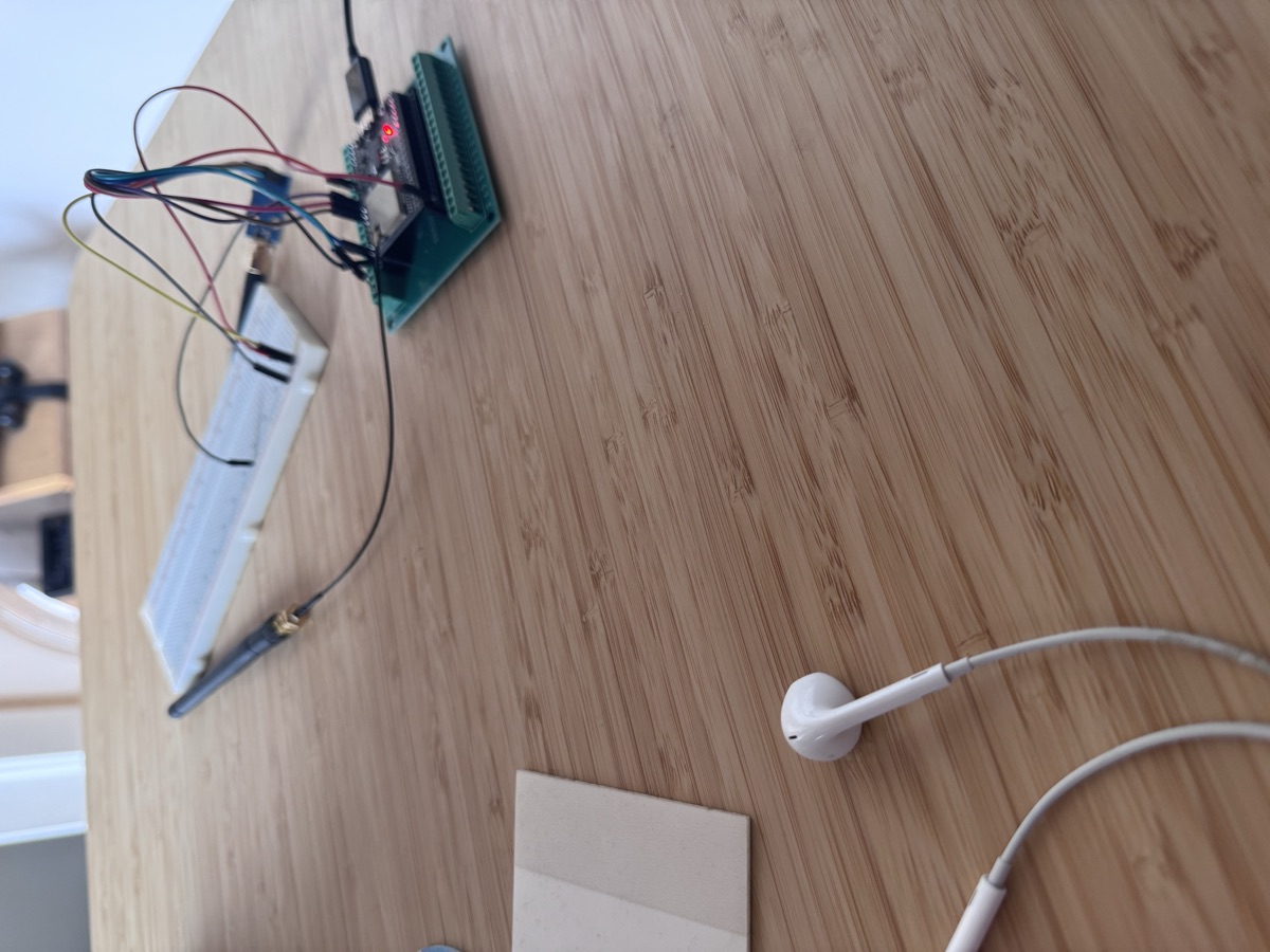 Il setup sulla scrivania durante il debugging